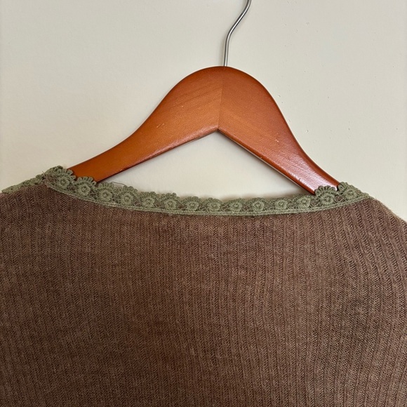 Pretty Angel Brown lace poncho-style blouse with green details, elegant - Picture 8 of 12